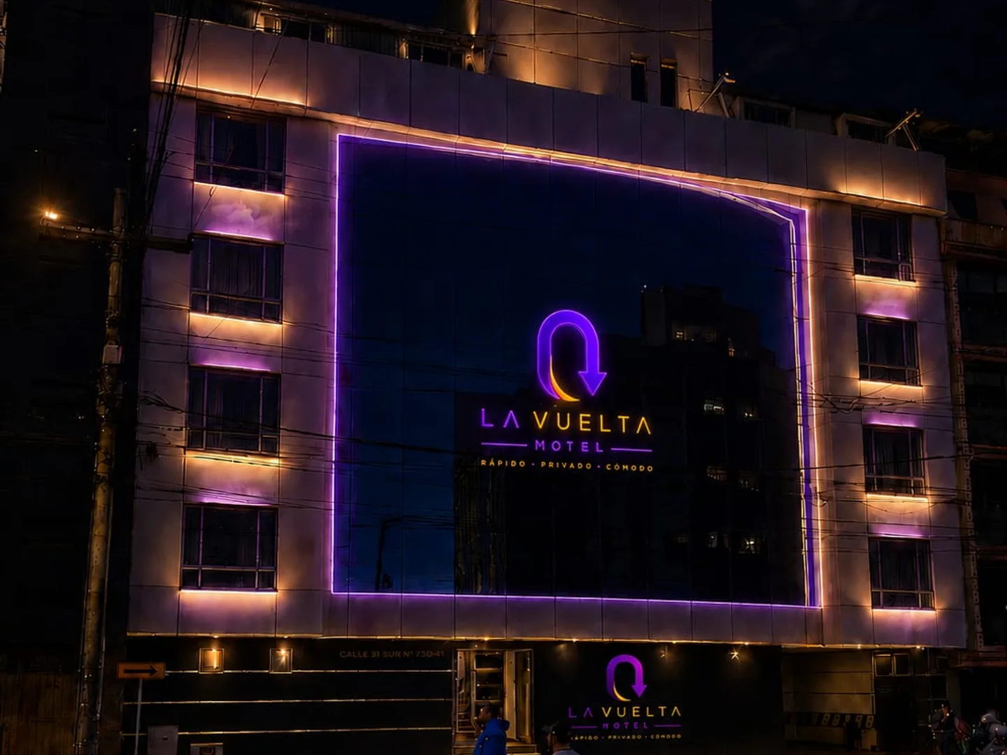 Fachada nocturna de Motel La Vuelta en Carvajal, Bogotá